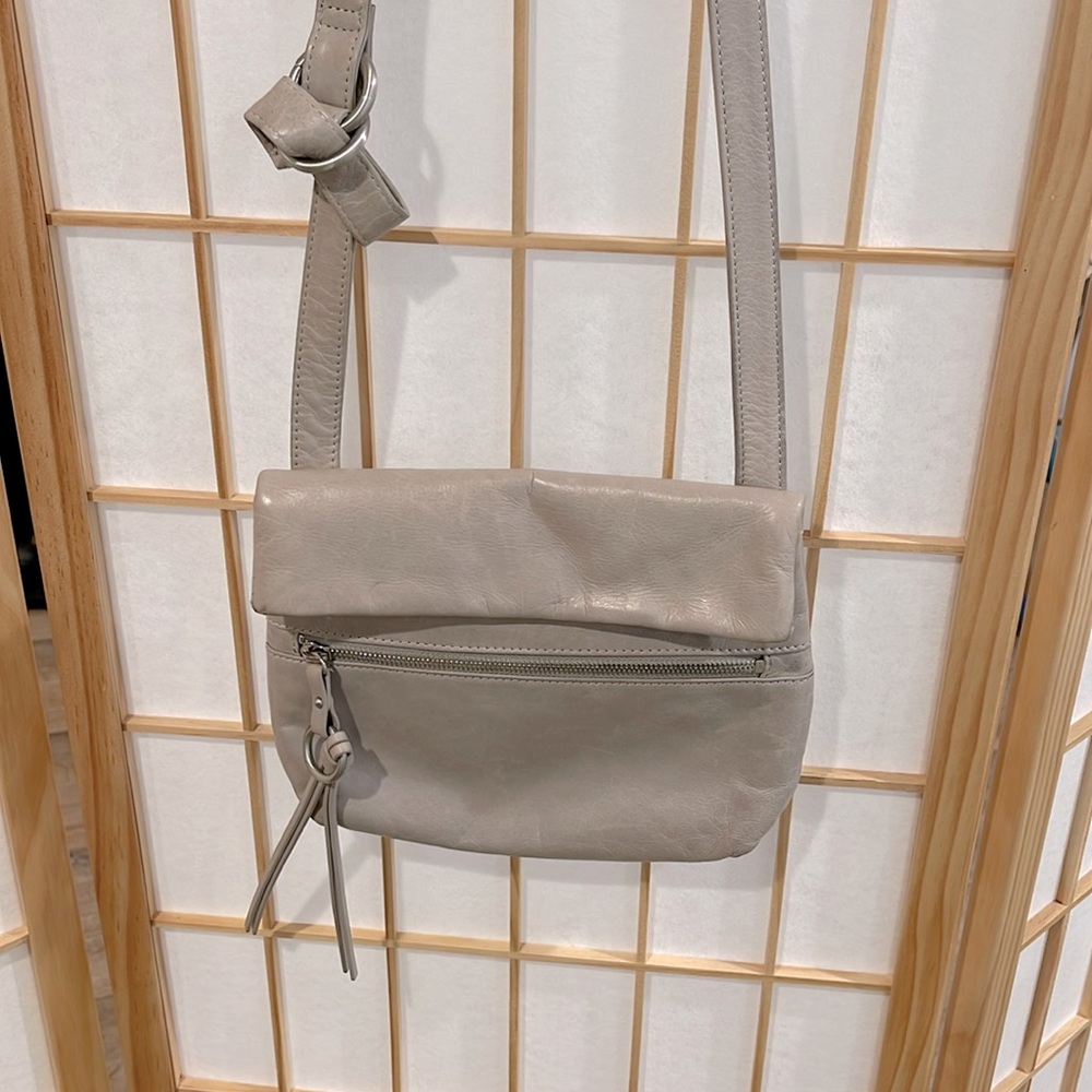 HOBO Leather Crossbody Adira. Adjustable Strap. Multi Pocket Messenger Style.